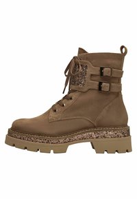 Bottine en daim beige avec un laçage à l'avant, deux accents de boucle et une semelle de plateforme texturée et pailletée. Semelle en caoutchouc épais pour une meilleure adhérence.
