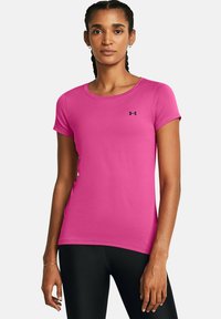 Camisa atlética ajustada de manga corta en tejido rosa brillante con un patrón texturizado y un logo negro en el pecho.