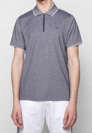 Grijze polo met korte mouwen en een ritskraag, voorzien van een gestructureerde stof, contrasterende witte afwerking en een subtiele logo boven de linkerborst.