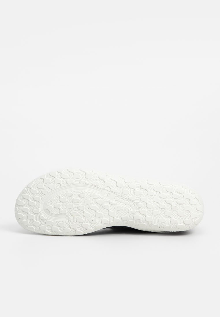 Biała, teksturowana guma podeszwy buta z falistym wzorem oraz nazwą marki "ecco" wytłoczoną w pobliżu środka.