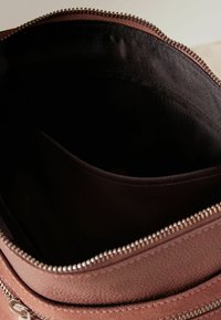 Next POCKET MESSENGER - REGULAR FIT - Rankinė per petį - pink