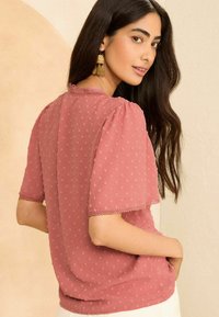 Love & Roses DOBBY FLUTTER SLEEVE REGULAR FIT - Bluse - pink