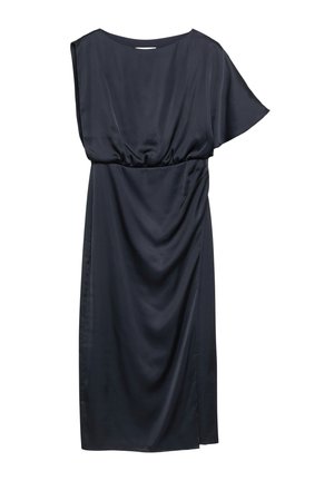 Granatowa sukienka midi z satyny, z jednym krótkim rękawem, marszczonym stanem i drapowanym detalem spódnicy na białym tle.