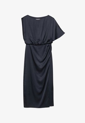Granatowa sukienka midi z satyny, z jednym krótkim rękawem, marszczonym stanem i drapowanym detalem spódnicy na białym tle.