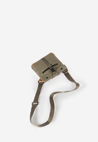 Olivengroene crossbodytas met beige accenten, ritssluiting aan de voorkant, verstelbare band en gesp sluiting. Gladde textuur met logodetail.