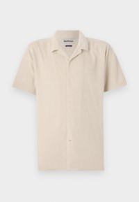 Κοντομάνικο μπεζ πουκάμισο από μαλακό ύφασμα με κουμπιά μπροστά, διαθέτοντας κλασικό γιακά και διακριτική υφή.