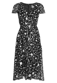 Černé šaty s krátkými průhlednými rukávy, V- výstřihem, květinovou výšivkou v bílé a stříbrné barvě, se staženým pasem pomocí látkového opasku, sukní do kolen.