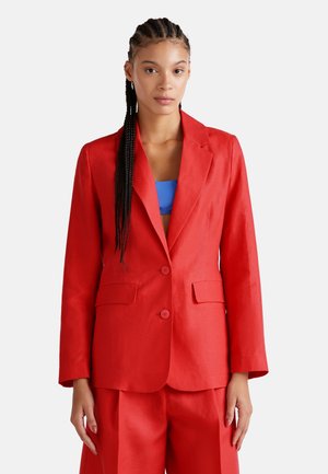 Rode linnen blazer met twee knopen, notch revers en voorzakken. Gecombineerd met bijpassende broek, met een getailleerd ontwerp.