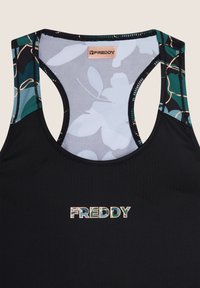 Top sportivo nero con spalline a motivo verde e blu, caratterizzato da un logo in un design multicolore e da una texture liscia.