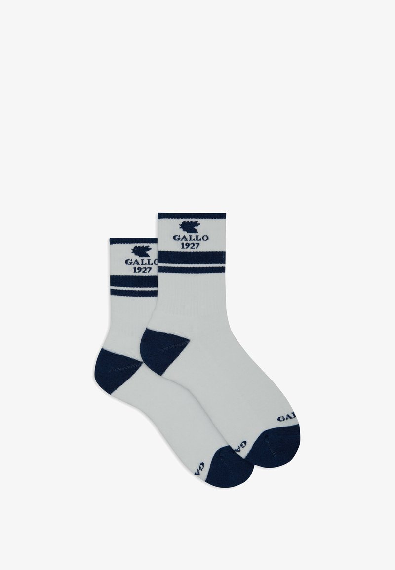Calzini bianchi in cotone con strisce blu navy e logo. Lunghezza a metà polpaccio, con punta e tallone rinforzati per una maggiore durata.