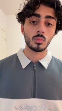 Szara kurtka na suwak z białym kołnierzem, z teksturowanym białym paskiem na dole, zaprojektowana z nowoczesnym krojem i miękkim materiałem.