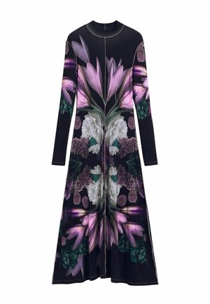 Šaty s dlhým rukávom s kvetinovým vzorom v odtieňoch fialovej, bielej a zelenej na čiernom pozadí. Hladká látka s prúdiacim strihom.