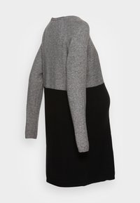 Vestito maglione lungo a maniche lunghe grigio e nero, con una parte superiore e una parte inferiore a contrasto, realizzato in un morbido tessuto testurizzato.
