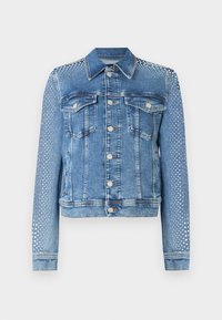 Denim jakna svijetloplave boje s klasičnim ovratnikom, džepovima na prsima i dugim rukavima. Rukavi imaju metalne zakovice za teksturirani izgled.