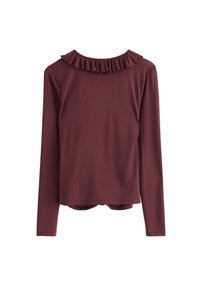 Långärmad topp i djup burgundröd med en volangkrage, tillverkad av mjukt, stretchigt material; slät yta och rundad nederkant bak.