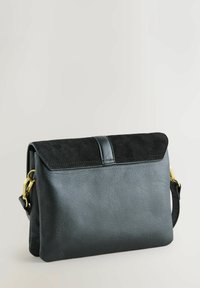 Borsa a spalla in pelle nera con flap in suede, dettagli in hardware dorato e superficie liscia. Presenta una tracolla regolabile e una forma strutturata.