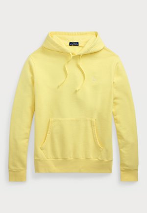 Gul bomullshuvtröja med en framficka i känguru-stil, dragsko i huvan och en liten broderad logotyp på bröstet. Slät textur, avslappnad design.