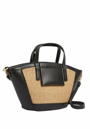 Schwarze Handtasche aus Kunstleder und geflochtenem Stroh mit zwei kurzen Griffen, einem abnehmbaren Schultergurt und einer rechteckigen Taschenapplikation.