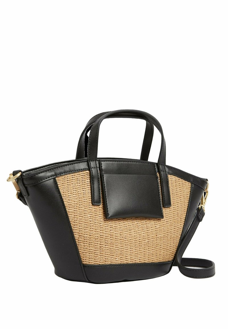 Sac à main en similicuir noir et paille tissée avec deux poignées courtes, une bandoulière amovible et un détail de poche rectangulaire.