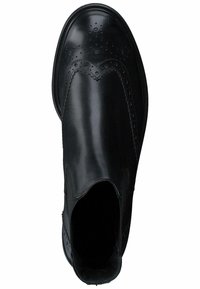 Stivale alla caviglia in pelle nera con dettagli decorativi a brogue, texture liscia, punta arrotondata e pannelli elastici laterali per una facile calzata.