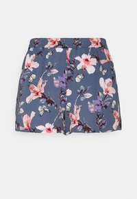 Pantalones cortos con estampado floral sobre un fondo azul, con flores rosas y moradas y mariposas. Fabricados con tela ligera y con cintura elástica.