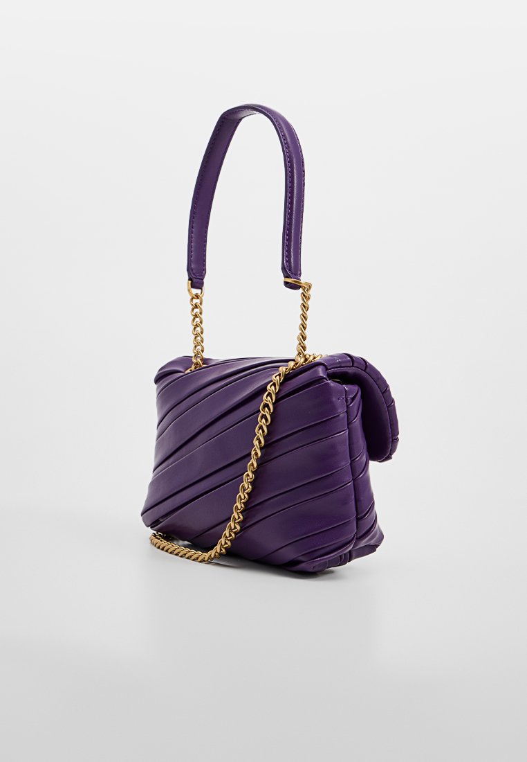 Borse a tracolla trapuntata viola con una catena, caratterizzata da una texture arricciata e una silhouette arrotondata. Finitura liscia con dettagli in hardware dorato.
