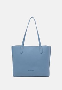 Tote-väska i ljusblått läder, med två handtag, minimalistisk design och präglad logotyp fram.