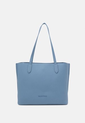 Sac fourre-tout en cuir bleu clair, avec deux poignées, au design minimaliste et au logo en relief sur le devant.