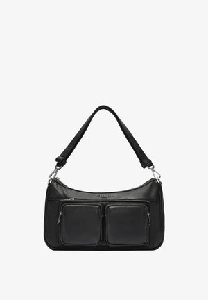 Bolso de hombro de cuero negro con una textura suave, dos bolsillos frontales con cierre, una parte superior curva y una correa para el hombro desmontable.