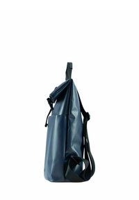 Mochila de rollo azul marino fabricada con material resistente al agua, con correas ajustables y un bolsillo lateral para almacenamiento adicional.