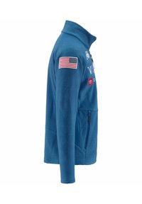 Giacca in pile blu con colletto alto, toppa con bandiera americana sulla manica, tasca con zip sul davanti e dettagli con logo.
