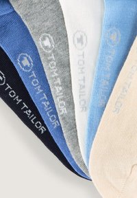 Cinco pares de calcetines en negro, azul marino, gris, azul claro, blanco y beige; mezcla de algodón con un logo cerca de la parte superior.