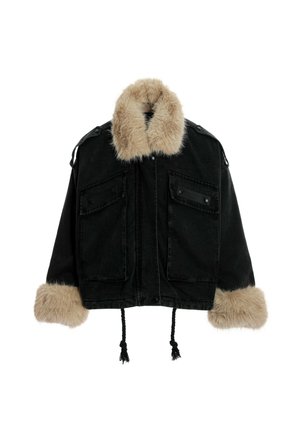 Chaqueta negra corta con cuello y puños de piel sintética beige. Presenta dos bolsillos en el pecho y cordones ajustables en la parte inferior.