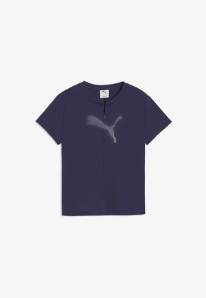 T-shirt Puma bleu marine à manches courtes avec une fermeture éclair sur le devant et un logo Puma réfléchissant sur la poitrine.