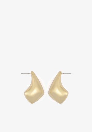 Boucles d'oreilles dorées avec un design abstrait ondulé ; fabriquées à partir d'un matériau lisse ; comprennent une fine tige pour une fixation sécurisée.