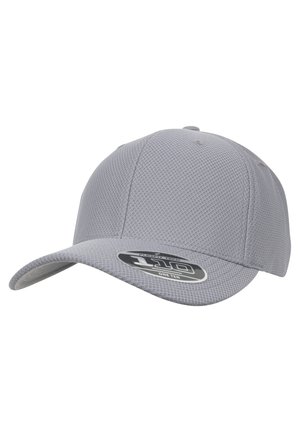 Cappello grigio realizzato in tessuto texturizzato con visiera curva. Presenta una toppa circolare nera sul davanti con "110" e "Flex Fit Tech."