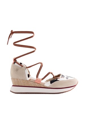 Sandalia cuña beige con tacón de cuña, parte superior estampada, múltiples tiras finas marrones y largos lazos de atar en el tobillo sobre fondo blanco.