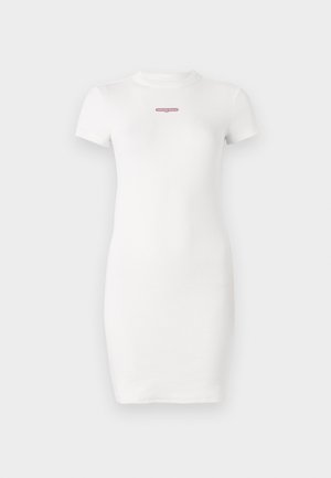 Abito bianco a maniche corte con scollo alto, realizzato in tessuto a coste. Presenta un piccolo logo rosso sul petto. Vestibilità bodycon, lunghezza al ginocchio.