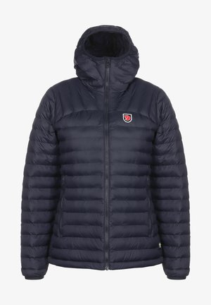 Námořnická modrá prošívaná péřová bunda s kapucí, se zapínáním na zip a postranními kapsami. Malá nášivka s logem na hrudi. Měkká textura.