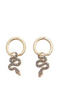 Guldörhängen i form av ringar med en hängande ormdesign med blå accenter och texturerade fjäll. Slät metallyta med polerad yta.