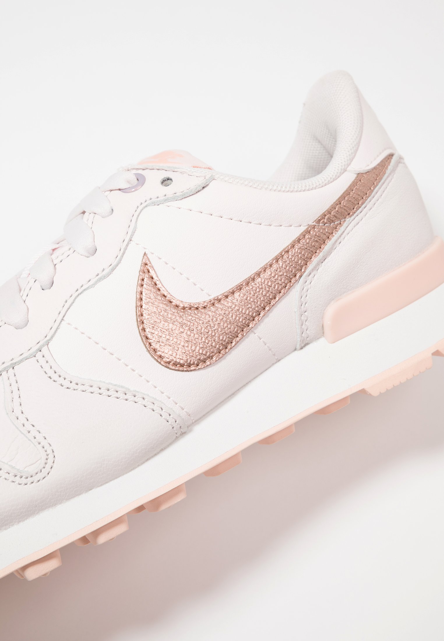 nike bronze internationalist trainers