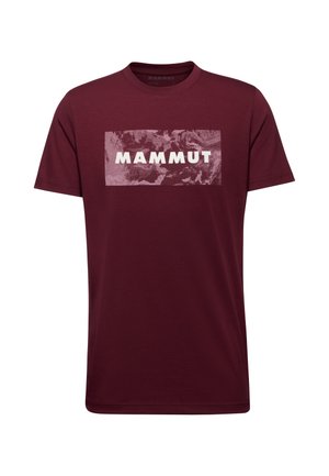 Vinröd T-shirt i mjuk bomull, med en rektangulär grafisk design där "MAMMUT" står i fetvita bokstäver och en texturerad bakgrund.