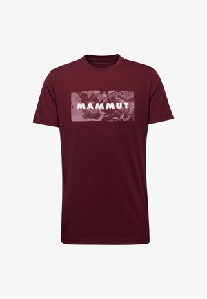Bordeaux T-shirt van zachte katoen, met een rechthoekige afbeelding waarop "MAMMUT" in vetgedrukte witte letters staat en een gestructureerde achtergrond.