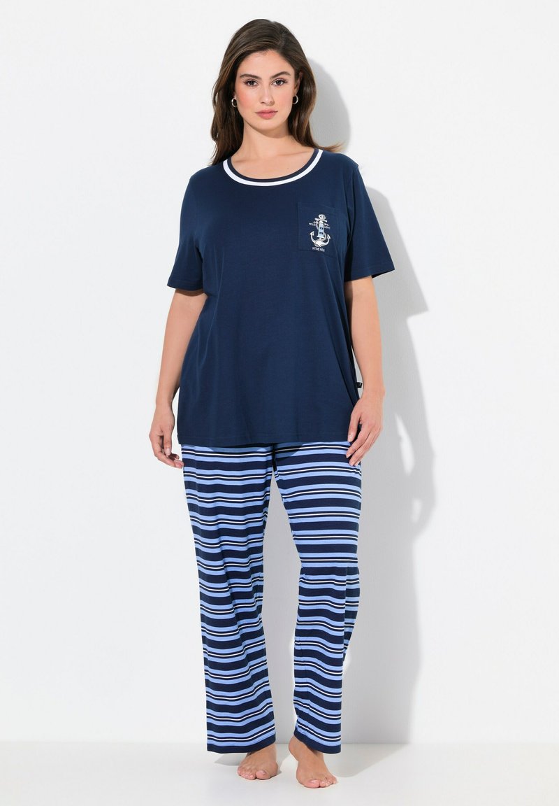 Marinblå pajamaset med en kortärmad topp som har en bröstficka och ankartryck; ränderade byxor i marinblått och ljusblått. Mjuk tygtextur.