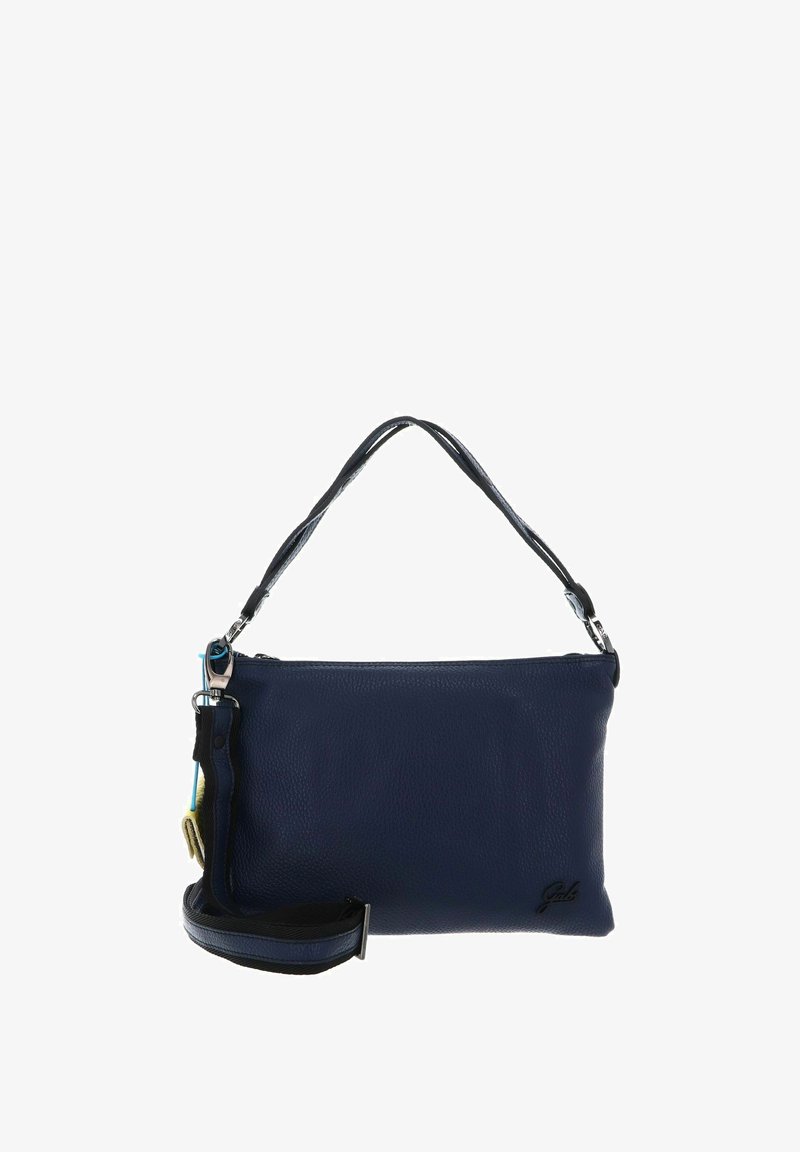 Sac à main en cuir marine avec une finition texturée, doté d'une petite anse et d'une bandoulière réglable. Comprend un détail de logo et des accents en métal.