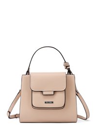 Borsa a mano in pelle beige con design strutturato, manico superiore, tracolla regolabile e pattina frontale con chiusura metallica. Presenta cuciture a contrasto.