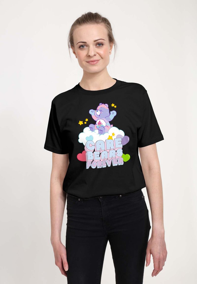 Camiseta negra con un gráfico colorido de los Care Bears, que presenta un oso morado sobre nubes y corazones. El diseño incluye el texto "Care Bears Forever".
