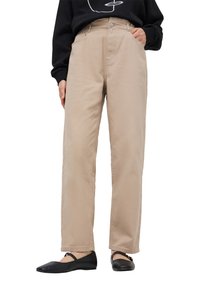 Pantaloni beige a vita alta con design a gamba dritta, tasche frontali e chiusura con un solo bottone. Il tessuto sembra liscio e resistente.