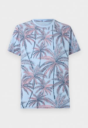 Helehall sinise lühikeste varrukatega T-särk, mis on kaetud roosa ja mereväe palmimustriga.