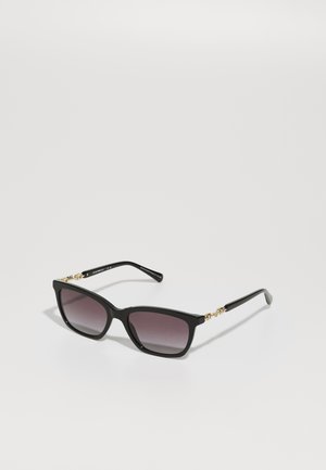 Gafas de sol rectangulares negras con lentes oscuros en degradado y acentos en tono dorado en las patillas. Montura de plástico suave con brazos anchos.